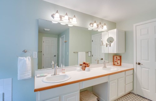Sudden Valley Haus | Charming Bellingham Home: Backyard, Walk to Beach!