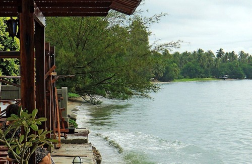 Mae Ram Phueng Haus | The best 3-star hotel in Bang Saphan located right next to Mae Ram Phueng Beach