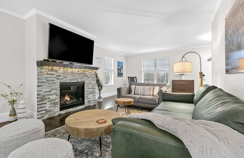 Green Bay Haus | The Hilltop Hideaway with Hot Tub