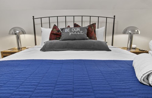 Green Bay Haus | The Hilltop Hideaway with Hot Tub