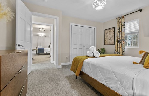 Green Bay Haus | The Hilltop Hideaway with Hot Tub