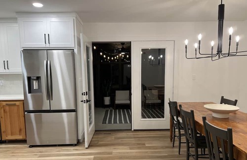 Pittsburg Haus | Freshly renovated modern 4 bd+3 ba home just 2 miles from hospital and college!