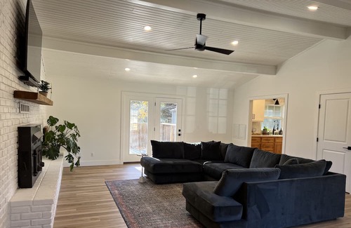 Pittsburg Haus | Freshly renovated modern 4 bd+3 ba home just 2 miles from hospital and college!