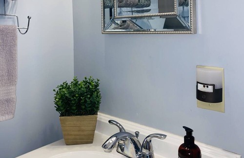 Bridgton Wohnung | Sunny, spacious loft with private hot tub in charming downtown Bridgton, Maine