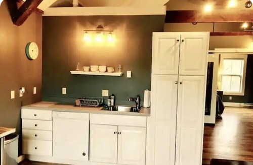 Bridgton Wohnung | Sunny, spacious loft with private hot tub in charming downtown Bridgton, Maine