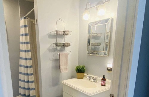 Bridgton Wohnung | Sunny, spacious loft with private hot tub in charming downtown Bridgton, Maine