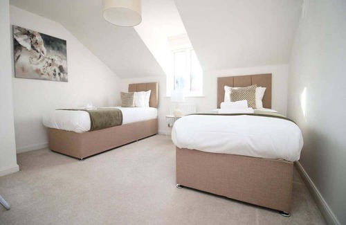 Magor Haus | Seymour Way (Stunning 4 bed with FREE parking)