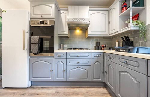 Luton Haus | Captivating 4 BR Terraced House in Luton's Prime Location