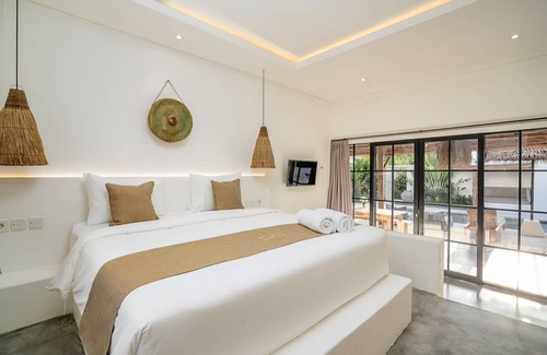 Beraban Villa | Villa Ruta 2 | 2-Bedroom Tropical Oasis Walking Distance to Nyanyi Beach