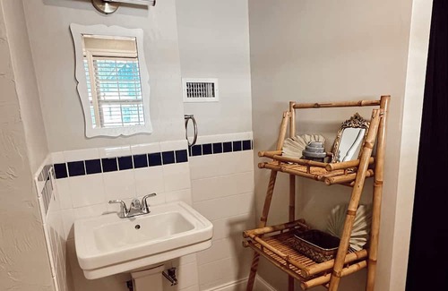 Lake City Haus | Stylish Retro cottage. Sleeps up to 7. Close to ball parks, lakes, and springs!