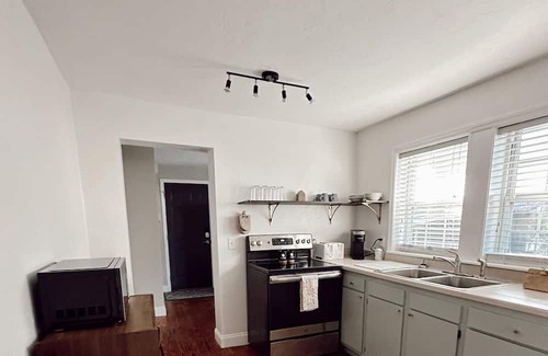 Lake City Haus | Stylish Retro cottage. Sleeps up to 7. Close to ball parks, lakes, and springs!