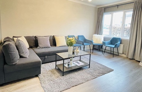 Glasgow Haus | Elegant 3 Bedroom House in Glasgow, close to M8, family friendly!