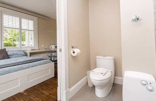 Desjardins Wohnung | La Petite Vue - Private Bathroom and Terrace