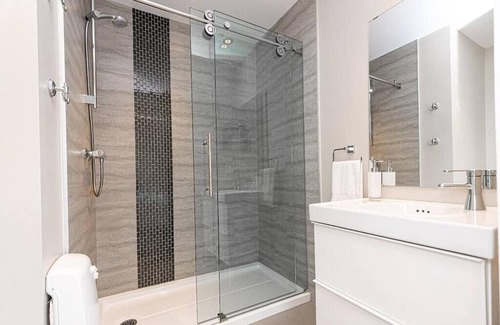 Desjardins Wohnung | La Petite Vue - Private Bathroom and Terrace