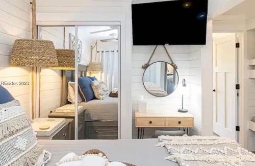 Folly Field Villa | OceansideResort-King Bed-Sleeps 6-Quick Walk to the Beach-Family Friendly Resort