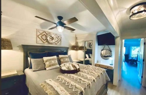 Folly Field Villa | OceansideResort-King Bed-Sleeps 6-Quick Walk to the Beach-Family Friendly Resort