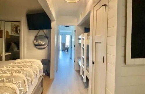 Folly Field Villa | OceansideResort-King Bed-Sleeps 6-Quick Walk to the Beach-Family Friendly Resort