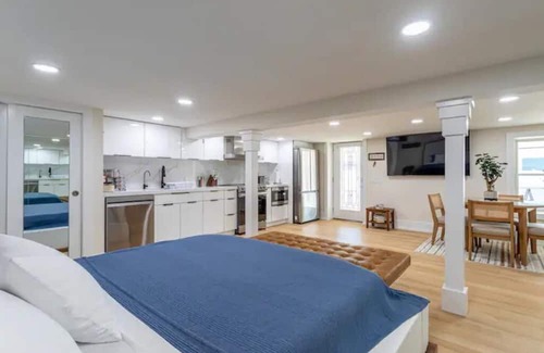 Huntington Wohnung | Luxe Provincial Style Studio w/ Patio & Parking