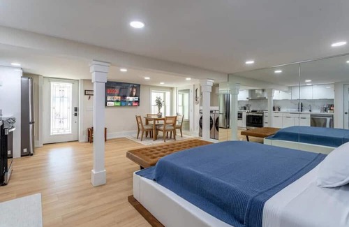 Huntington Wohnung | Luxe Provincial Style Studio w/ Patio & Parking