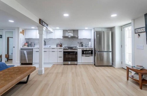 Huntington Wohnung | Luxe Provincial Style Studio w/ Patio & Parking