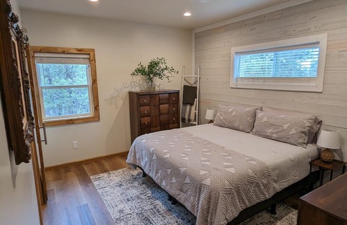 Pinetop-Lakeside Hütte | Cozy Cottage 2BD/2BA, 2 Covered Decks, Patio Dining Area, Newly Built, Pets OK