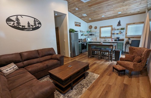 Pinetop-Lakeside Hütte | Cozy Cottage 2BD/2BA, 2 Covered Decks, Patio Dining Area, Newly Built, Pets OK