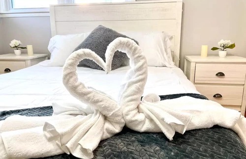 Elmhurst Haus | NEW - 5 mins from Elmhurst Uni - Elmhurst Hospital - Pet Friendly