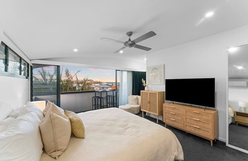 Merewether Haus | Sundown Serenity Coastal Comfort at Merewether