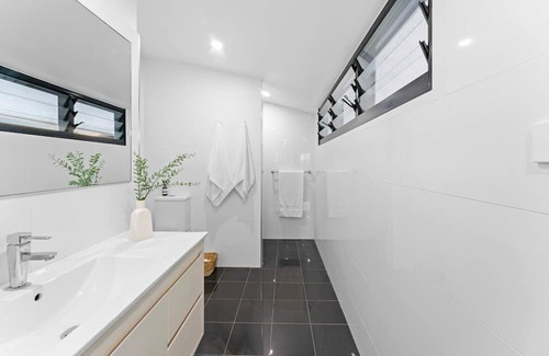 Merewether Haus | Sundown Serenity Coastal Comfort at Merewether