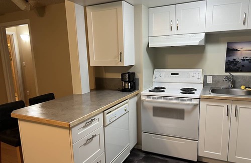 Central Kootenay Wohnung | Longbeach Suite- in the woods above Kootenay Lake, a nature lovers delight.