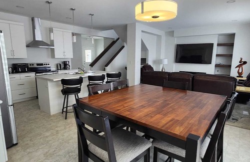 Winnipeg Haus | ChessKings Luxurious 4 Bedrooms in Sage Creek