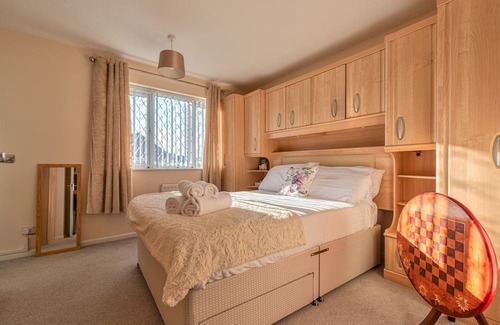 Muxton Haus | Lovely Detached Home | Pass The Keys