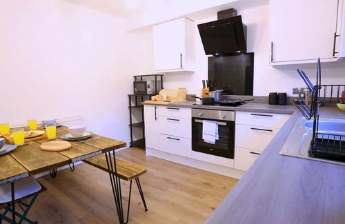 Prestwich Haus | Pass the Keys | King Bed House Next To Heaton Park | W&M Discounts