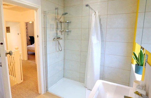 Prestwich Haus | Pass the Keys | King Bed House Next To Heaton Park | W&M Discounts