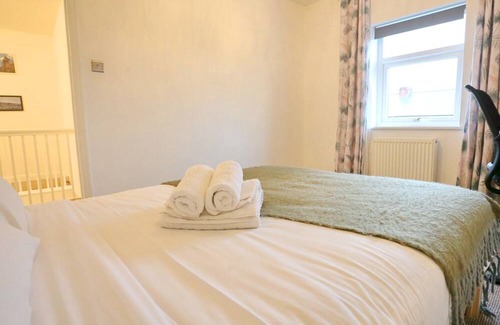 Prestwich Haus | Pass the Keys | King Bed House Next To Heaton Park | W&M Discounts