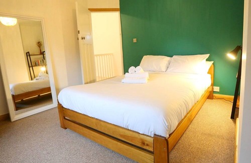 Prestwich Haus | Pass the Keys | King Bed House Next To Heaton Park | W&M Discounts