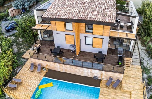 Marcoux Haus | This beautiful and modern vacation home welcomes you with a breathtaking mountain view.