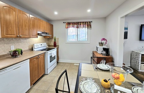 Bradford Haus | Beautiful & Central 3 BR home in Bradford