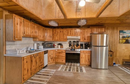 Island Park Kabine | Cozy Bear Cabin | Sleeps 8 | Close to River | 33 miles to YNP