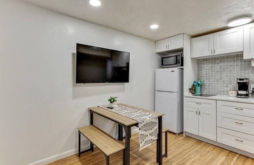 Sandy Haus | Canyon Cottage | Sandy | 2 bd 1 ba | Workspace