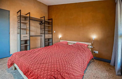 Marcoux Wohnung | This beautiful and modern vacation home welcomes you with a breathtaking mountain view.