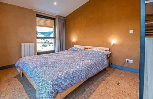 Marcoux Wohnung | This beautiful and modern vacation home welcomes you with a breathtaking mountain view.