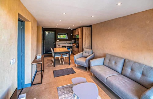 Marcoux Wohnung | This beautiful and modern vacation home welcomes you with a breathtaking mountain view.