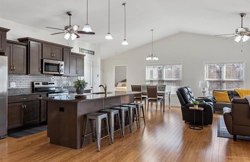 Chatham Haus | Modern and Spacious 5BR 3BA w/walking trail and lake view! Chatham/Springfield