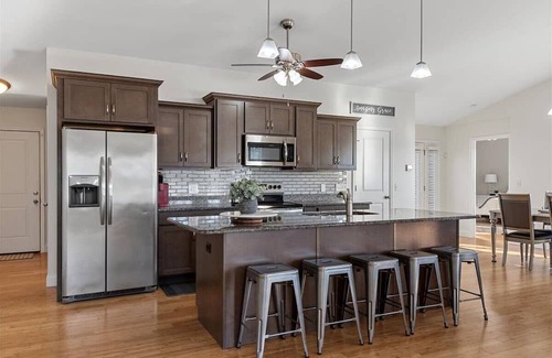 Chatham Haus | Modern and Spacious 5BR 3BA w/walking trail and lake view! Chatham/Springfield