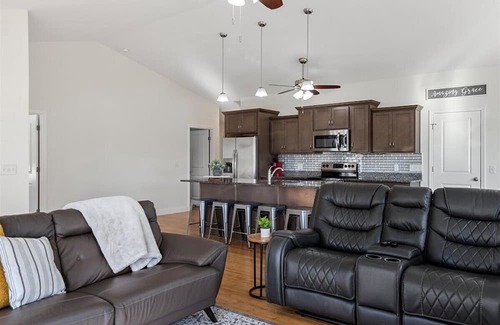 Chatham Haus | Modern and Spacious 5BR 3BA w/walking trail and lake view! Chatham/Springfield