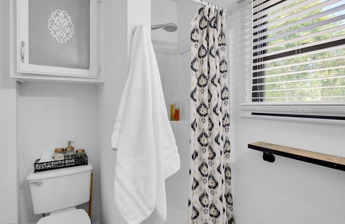 Jefferson Wohnung | Centrally located, Spanish style studio, Convenient and Cozy, Long Term stays