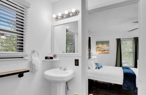 Jefferson Wohnung | Centrally located, Spanish style studio, Convenient and Cozy, Long Term stays