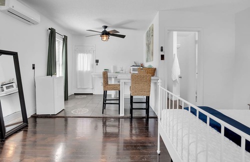 Jefferson Wohnung | Centrally located, Spanish style studio, Convenient and Cozy, Long Term stays