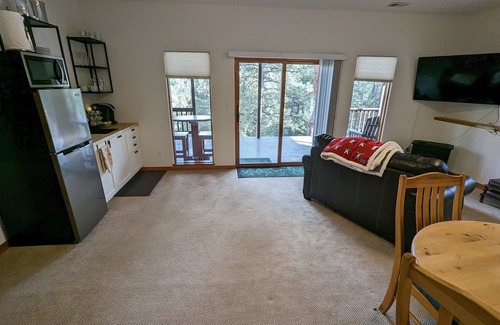 Evergreen Meadows Wohnung | Park setting In-law Apartment